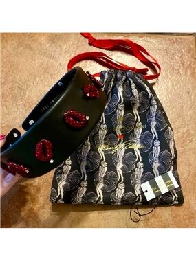 Lele Sadoughi Marilyn Monroe Pave Kiss Headband 💋🖤💋